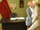 Secrétaire blonde accueille une jolie blonde pulpeuse, spécial lesbiennes ... 